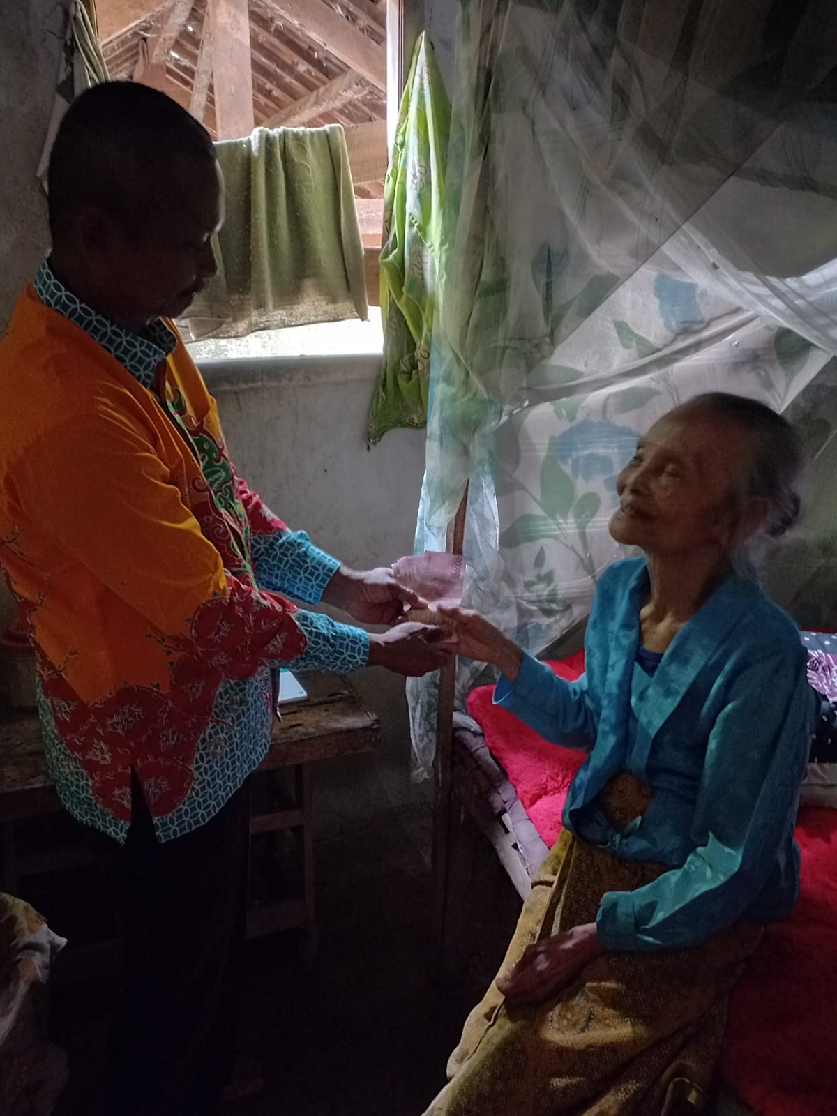 Pembagian BLT Kampung Rantau Jaya Makmur